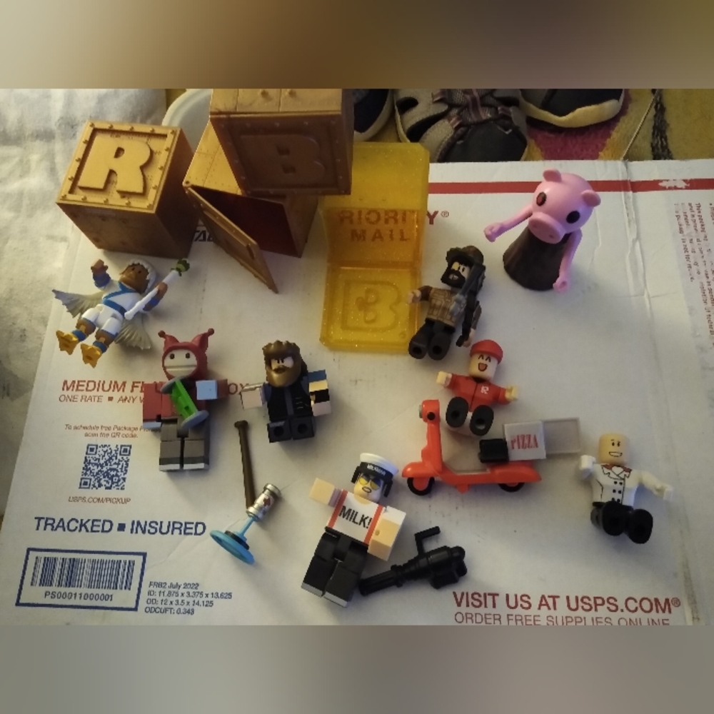 Set of 7 Roblox Figures with bonus Piggy